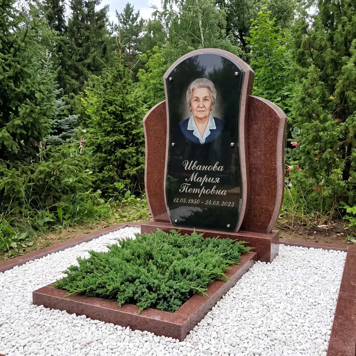Памятник женщине с цветным портретом на стекле