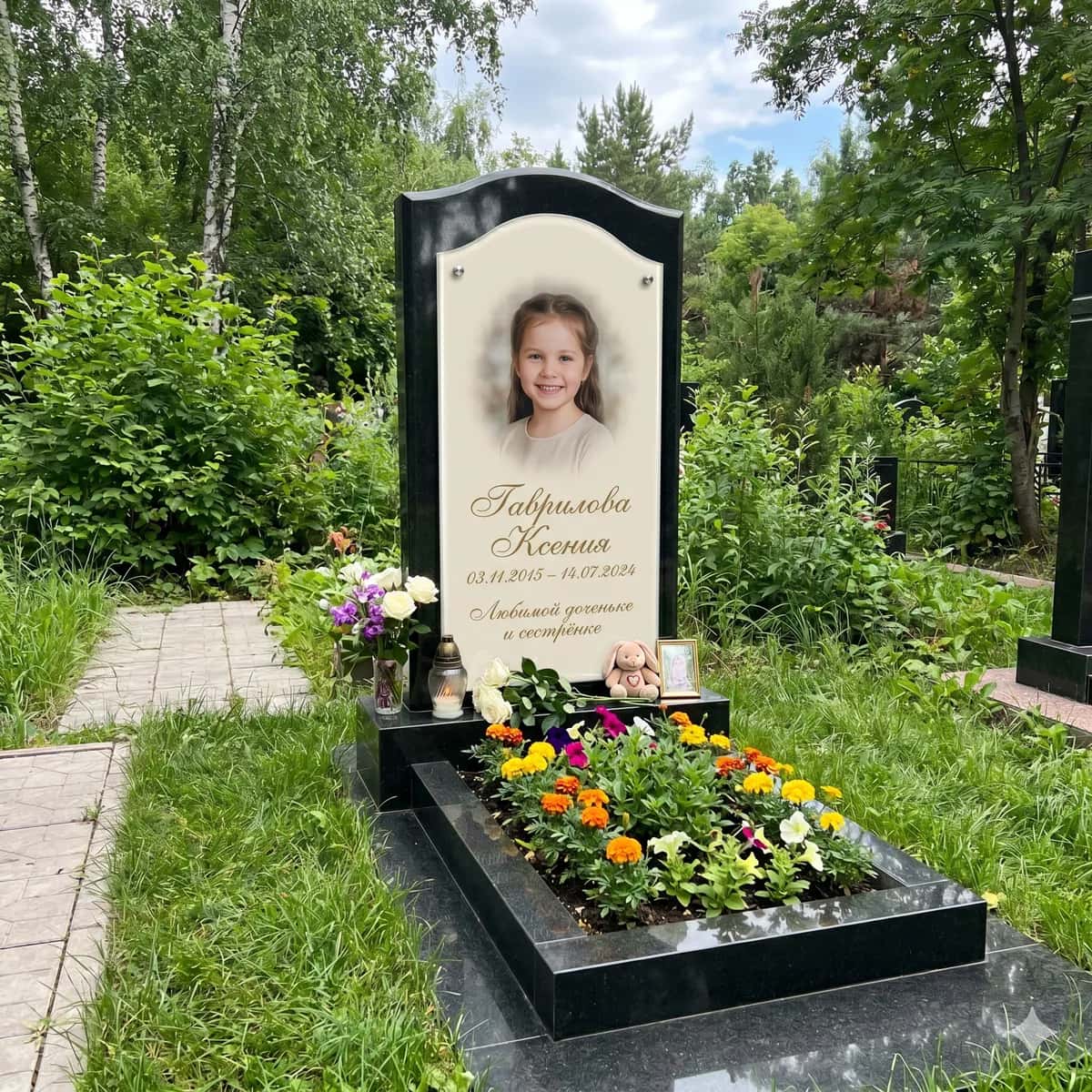 Памятник ребенку с цветной фотографией на стекле