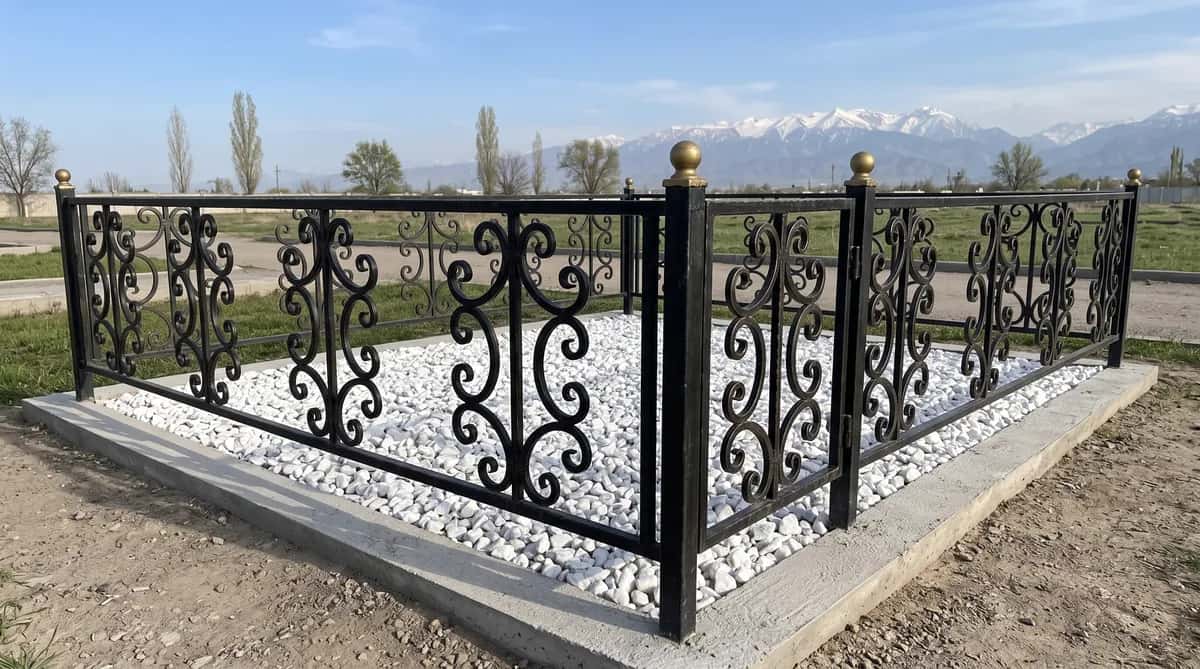 Купить оградку на кладбище недорого