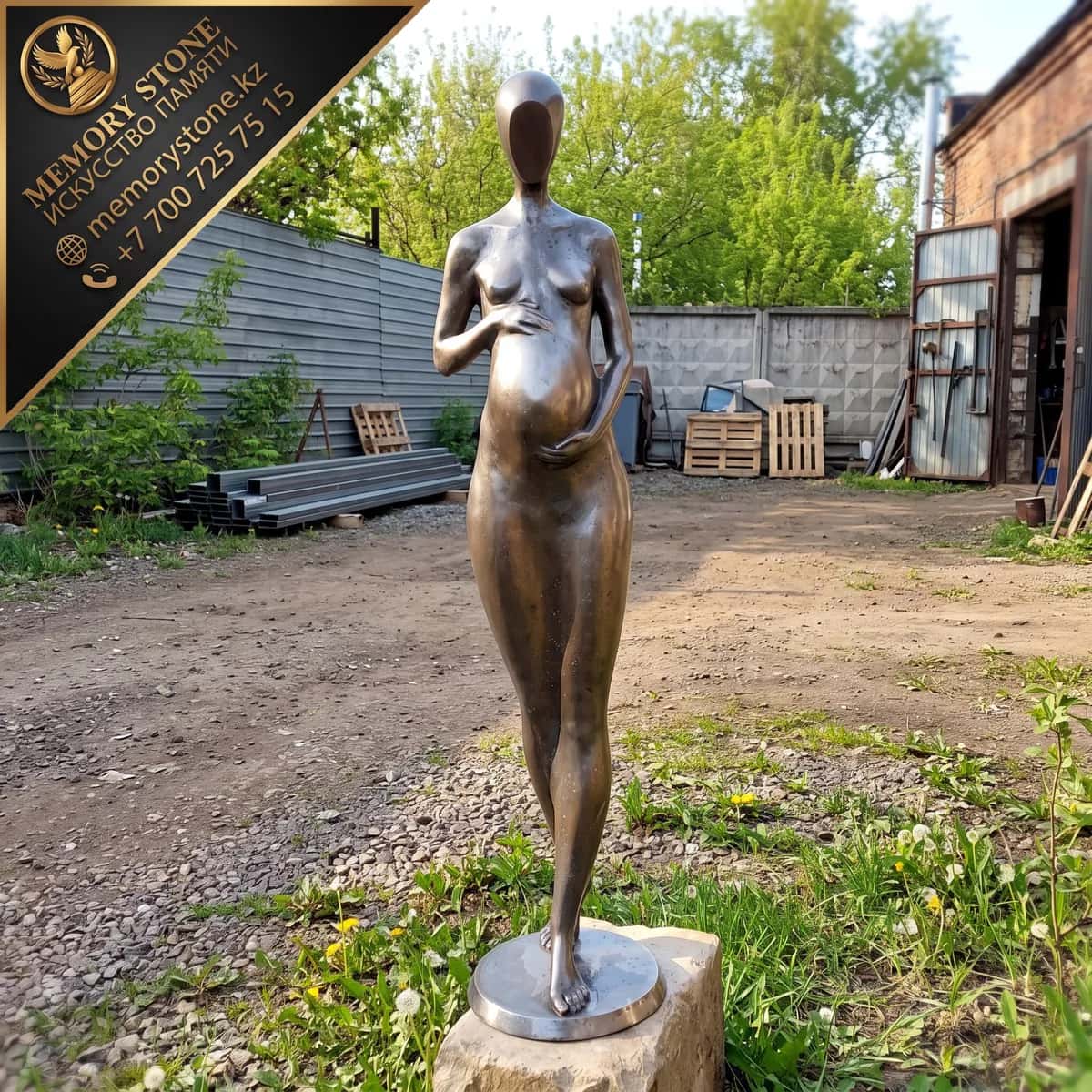 Абстрактная скульптура женщины из бронзы
