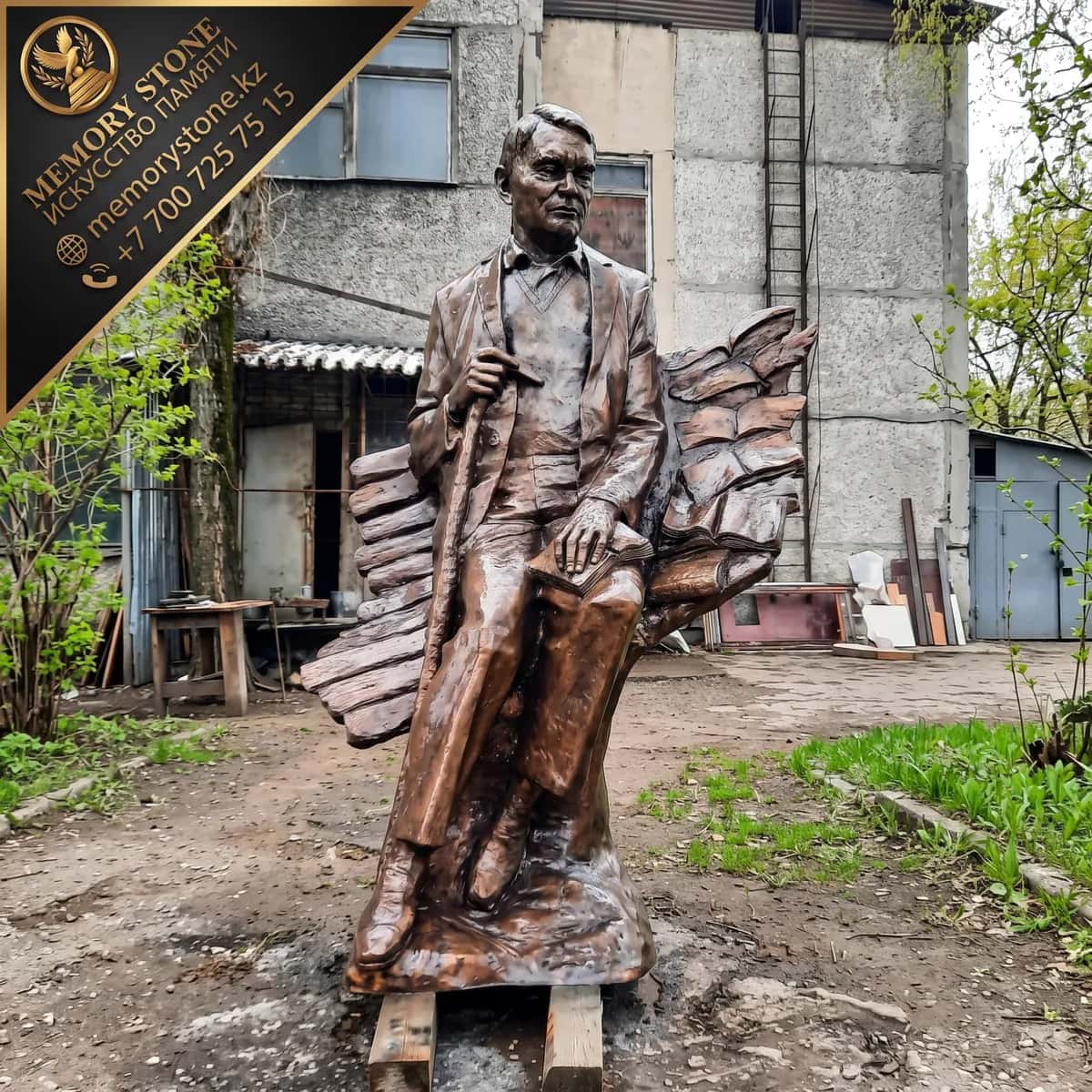 Процесс создания скульптуры в мастерской